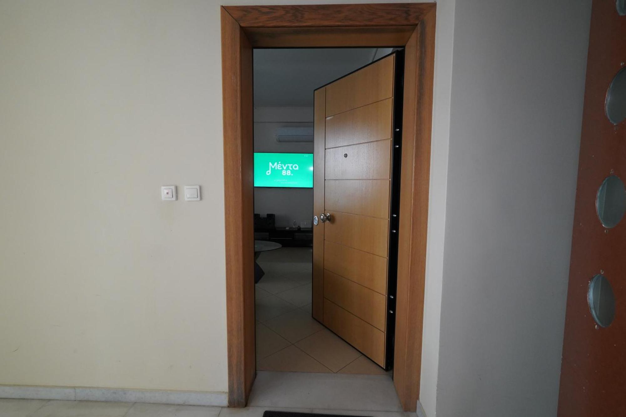 Garden Apartment Next To The Mall -Private Parking Афины Экстерьер фото